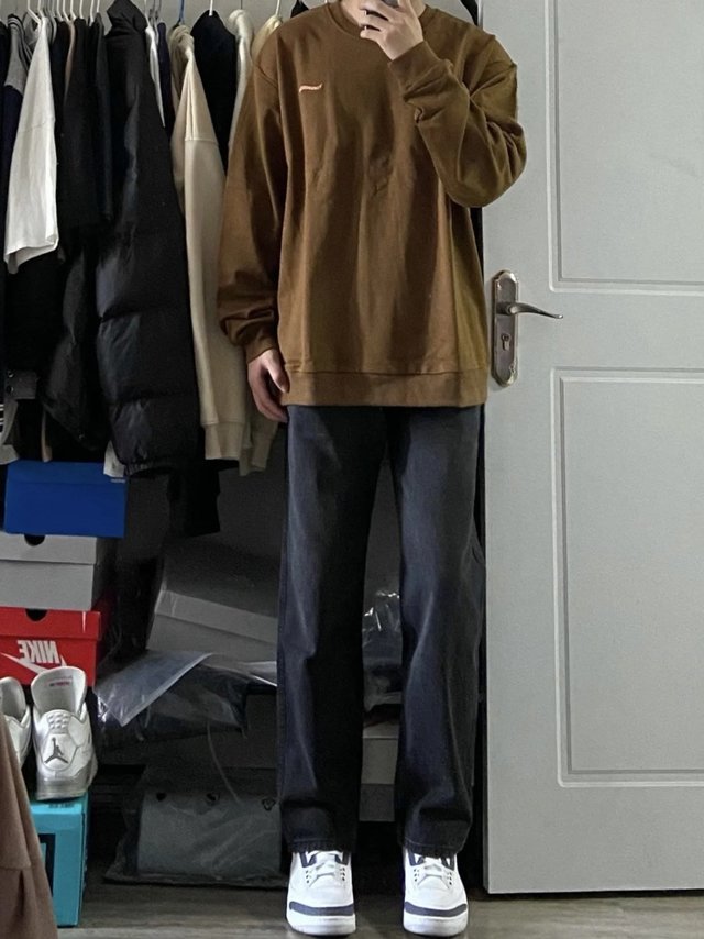 男生穿搭1黄棕色百搭长袖十烟灰色牛仔裤！