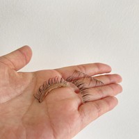 假睫毛千万不要反复多次使用，很容易导致眼睛敏感！