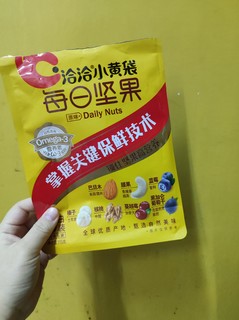 来吃一款有坚果的小零食吧，每日坚果。