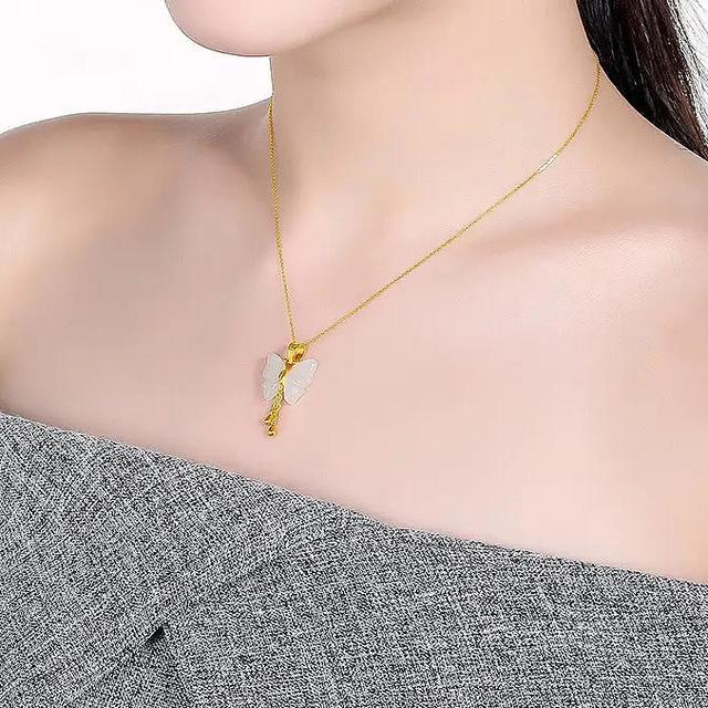 蝴蝶飞舞和田玉吊坠，灵动典雅，是心动的感觉