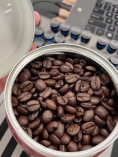 62两罐意利咖啡豆本想用石臼磨，无奈蒜味重