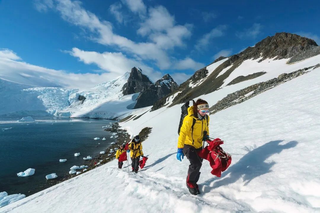 露营、潜水、滑雪，在南极旅行的活动很精彩