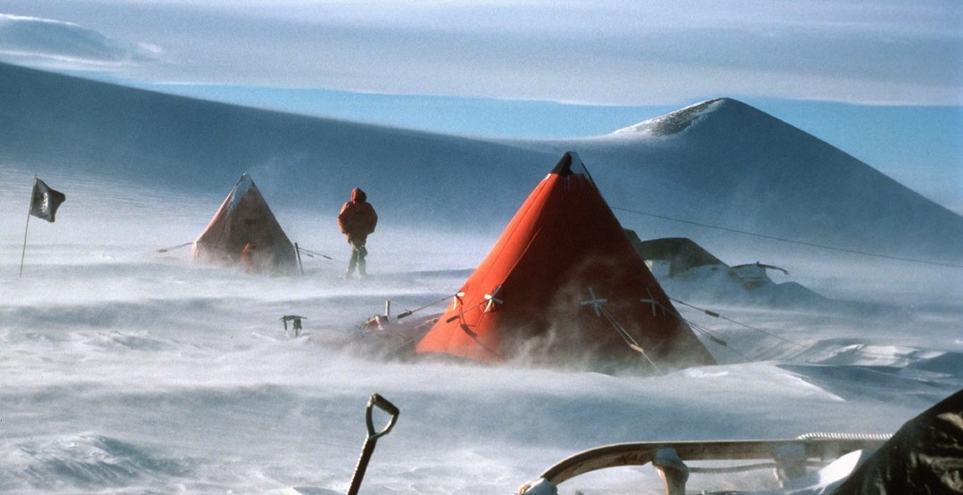 露营、潜水、滑雪，在南极旅行的活动很精彩