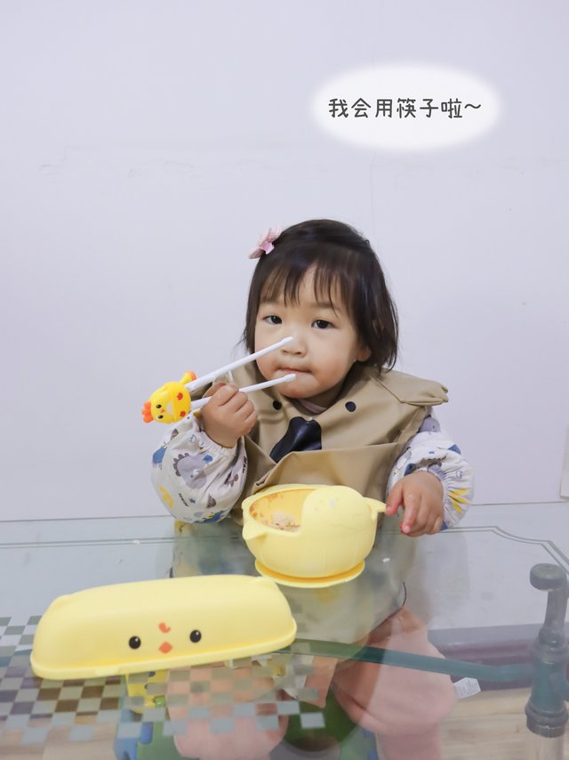 一岁多的宝宝学会用筷子的秘诀！