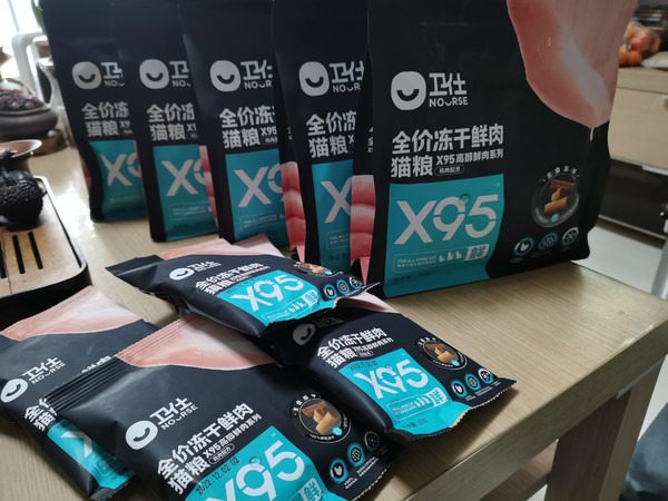 颗粒比较小，希望放自动喂食器不会卡粮。试