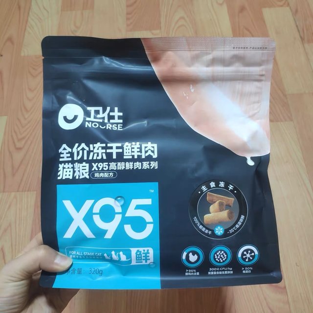 猫咪很爱吃，打开以后喵喵叫着跑过来，嘎嘎