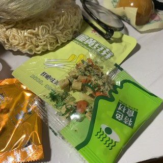 配料特别齐全的藤椒味泡面