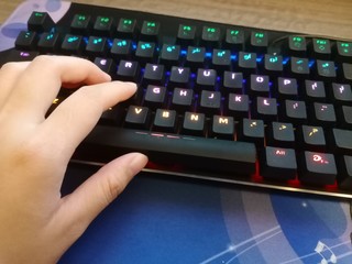 手感很好会变色的电竞键盘⌨️