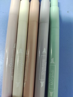 各种颜色的彩色水笔
