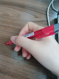 文具必备｜得力红中性笔