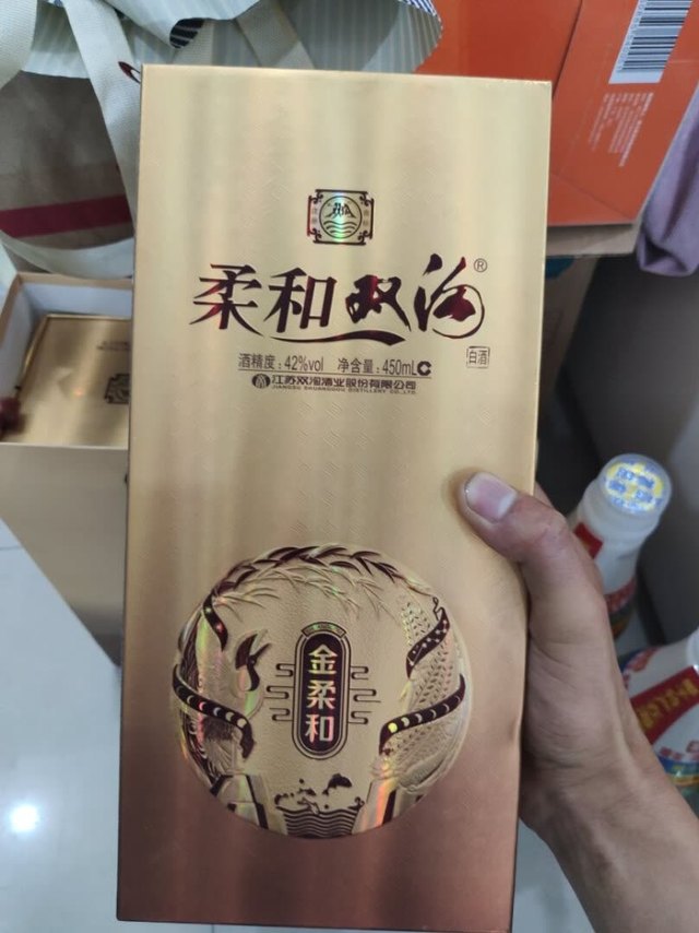 包装设计：买了整箱，酒箱外面又套了一个硬