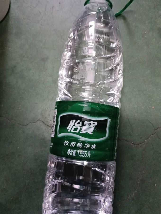 大瓶一升装的怡宝饮用水