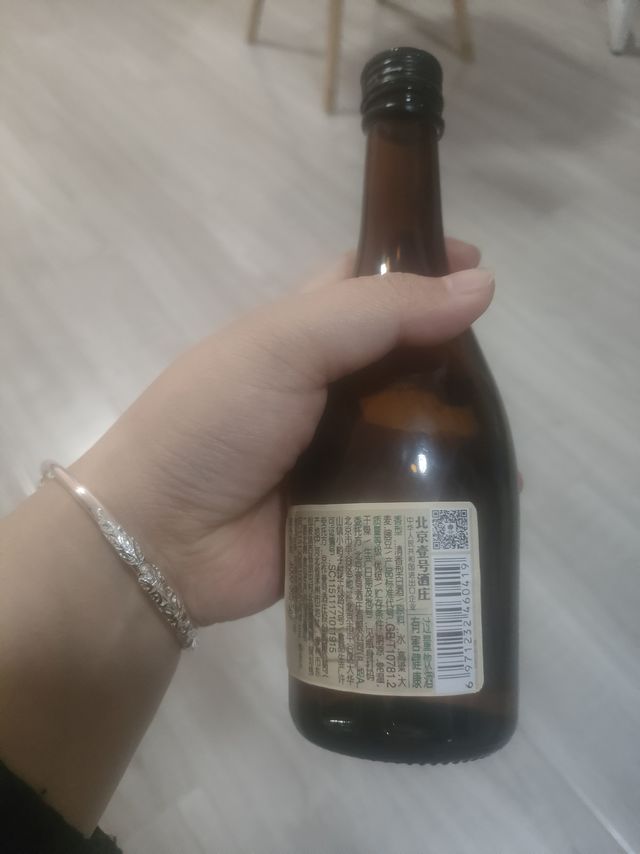 一个人当然要一瓶酒解闷啦