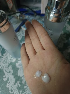 这补水提亮的水乳，我从高中就开始用了