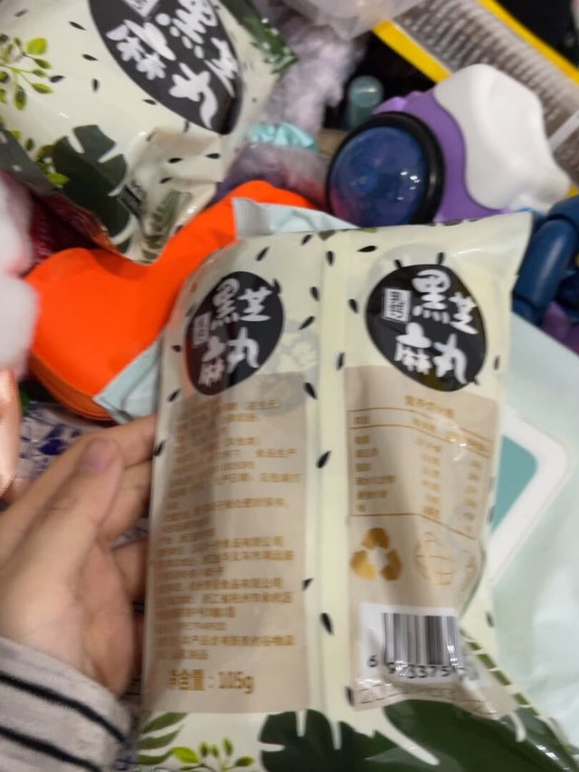 很好吃的乳钙芝麻丸哦，一袋里面大概七八个