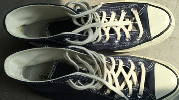 匡威海军蓝帆布鞋，与春天最搭了