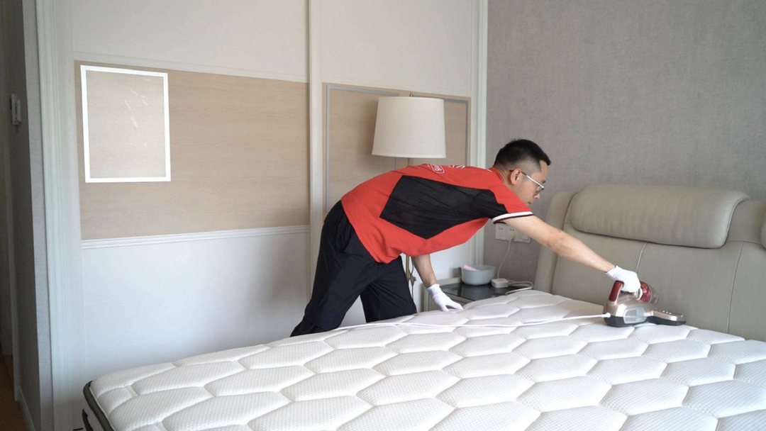 床垫产品事业部总经理姚斌在为床垫除尘除螨
