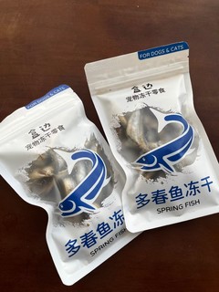 吃多春鱼冻干中，掉在地上的碎渣也要舔掉