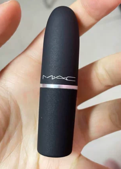 "春日口红体验指南：如何选择适合你的色号与效果"