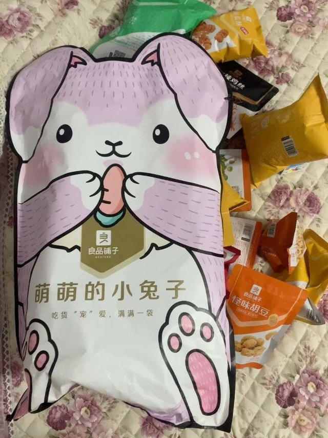 初春踏青必带好物：良品铺子萌兔大礼包
