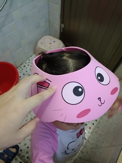 我家宝宝最害怕洗头了。