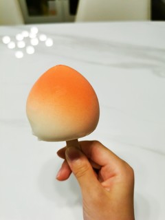 桃子外形的桃气冰激凌，很适合春天吃哦