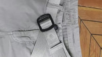 金属带扣的编织裤带。