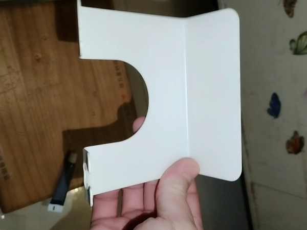 粘在墙壁的电吹风铁架