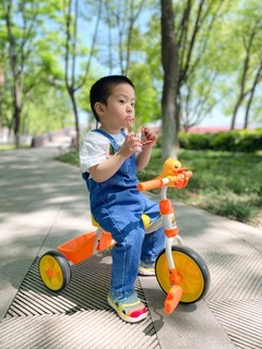 培养宝宝的平衡感｜一辆小黄鸭三轮车就够！