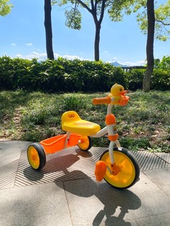 培养宝宝的平衡感｜一辆小黄鸭三轮车就够！