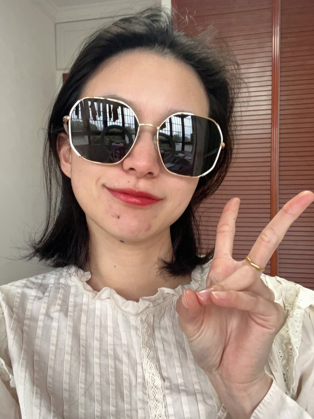 是复古法式穿搭搭配帕森墨镜