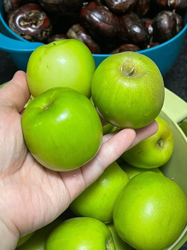 个头大，吃起来也很鲜甜！一口咬下去水分足