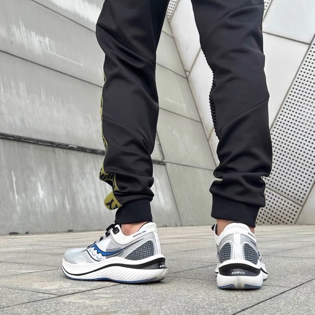 给我老公买的索康尼SLAY跑鞋，他很喜欢嘿