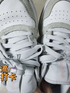 百搭白色低帮板鞋adidas 