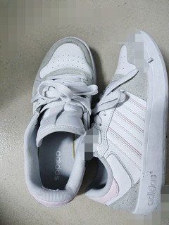 百搭白色低帮板鞋adidas 