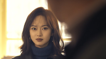 又一个黑道千金爱上张译，徒手拦刀比高启兰狠，剧外却是个鬼马少女