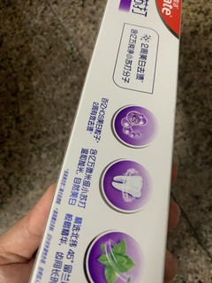 高露洁牙膏