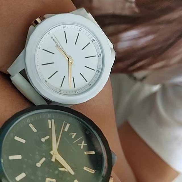 腕表作为定情信物代表着自己得时间交给另一半，是不是很浪漫哦，终于我俩也浪漫了一回哦