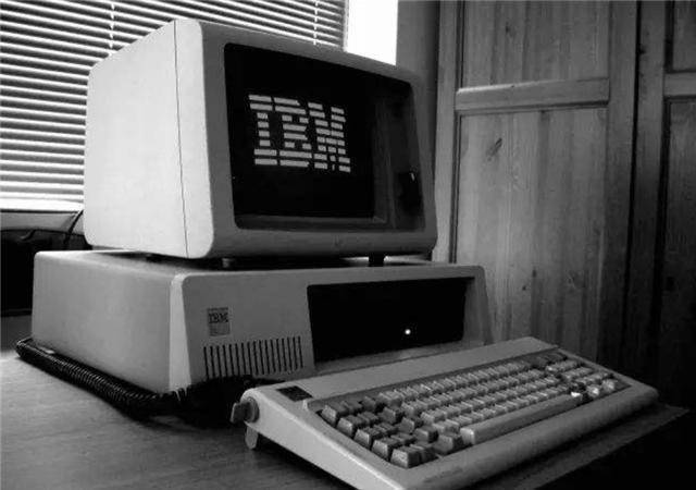历史上的今天｜得到盖茨支持的男人、华人王安电脑对战IBM、苹果推出Mac OS X