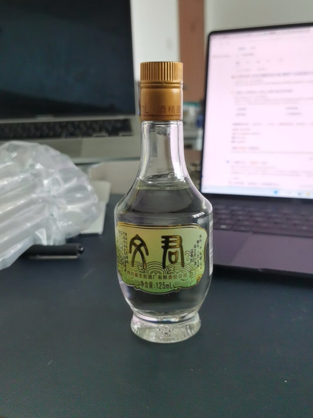 125ml小酒，包装还是很用心的，瓶子造