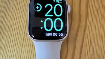 Apple/苹果 Apple Watch Series 8；星光色铝金属表壳；星光色运动型表带