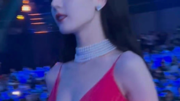 微博之夜丨迪丽热巴今晚是要美翻天吗？接连两套造型营造不一样的美！