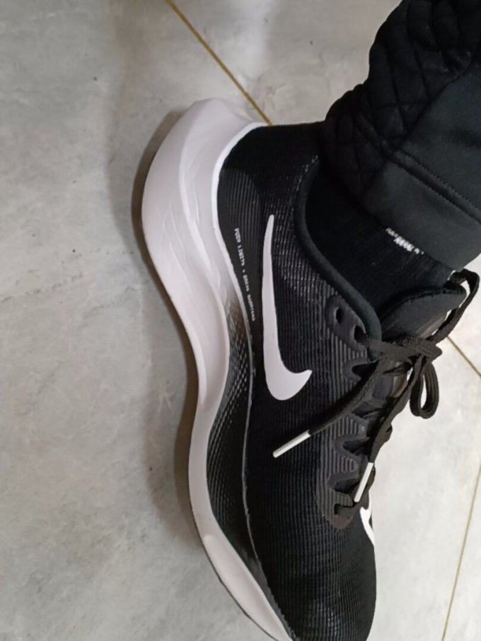 耐克跑鞋怎么样 是正品,上脚很舒服,满满的踩屎._什么值得买