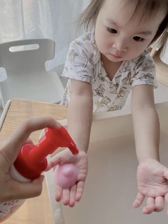 如何引导小孩勤洗手，用魔法变色泡泡洗手液