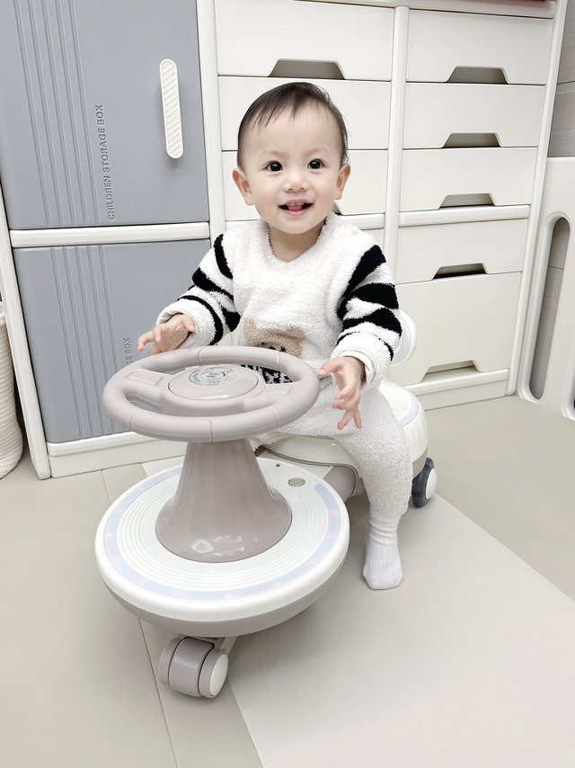 恭喜女鹅全款喜提奶里奶气的扭扭车