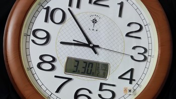 适合客厅的钟表，时间、温度和日期，统统都显示