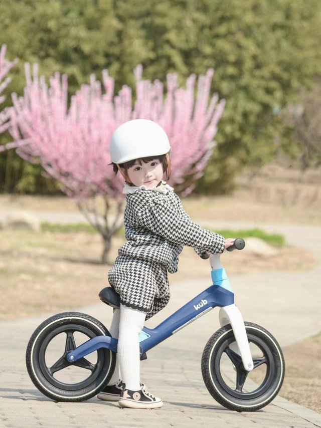 宝贝终于找到了适合她的平衡车！