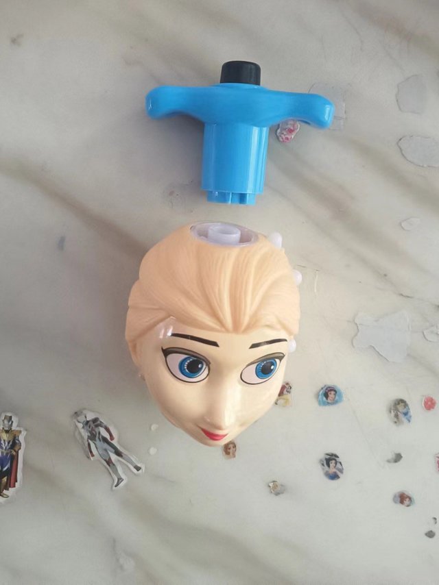 有哪个小女孩能拒绝这个爱莎公主陀螺？！