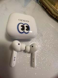 高颜值的OPPO降噪蓝牙、入耳式耳机。