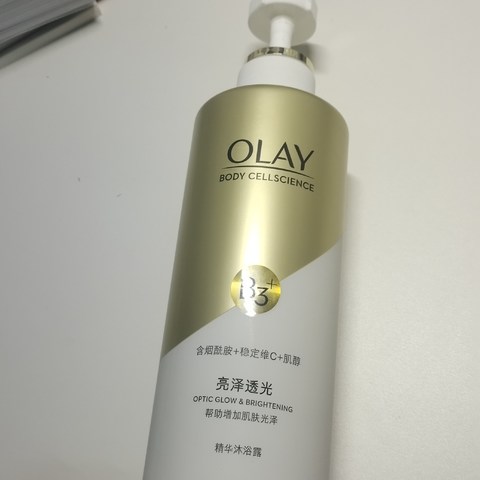 OLAY玉兰油沐浴露含有烟酰胺，而且味道真的好喜欢怎么有一股淡淡的菠萝味